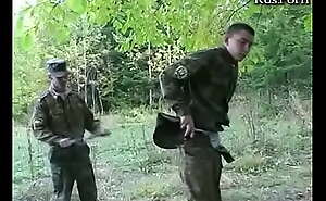 Пидор заставляет солдата отжиматься в лесу, а затем трахает его в зад