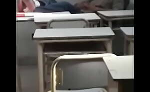 Viejo puto se clava una en el salón de clases mientras su alumno lo espía