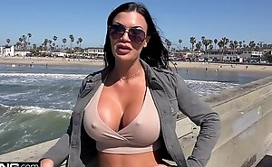 Jasmine Jae is a UK beauty that wants to experience American dick