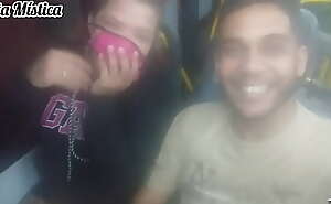 Aventura em público Gata Mistica mamando Dj Jump dentro do ônibus no RJ