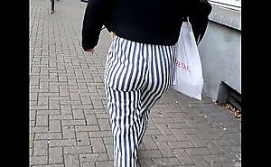 étudiante balance ses fesses dans un pantalon rayé noir et blanc