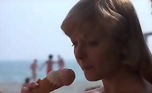 Hopla pa sengekanten (1976) - Den forsømte kone prøver at støve noget op,på stranden. HD