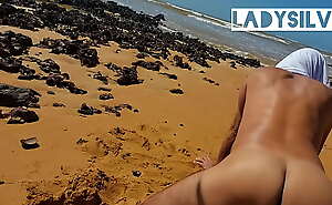 Ladysilva peladinha bem gostosa na praia querendo um pauzudo para fuder seu cuzinho