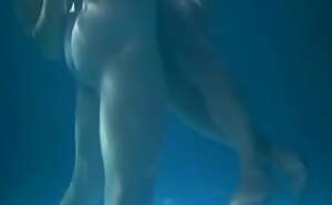 Der må være en kant - Hed elskov i swimming poolen - Come to My Bedside 1975. HD