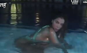 Anitta sensualizando dentro da piscina