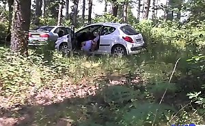 Leeloo baise un voyeur dans les bois pour son mari candauliste [Full Video]