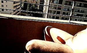 Tomando sol en el balcón