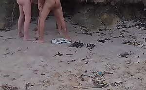 Débora Fantine - Gang Bang na Praia de Nudismo