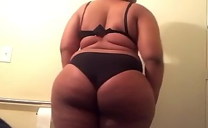 Ebony with Titanic booty I met on the top of Ebooha porn video  disrobes and twerks