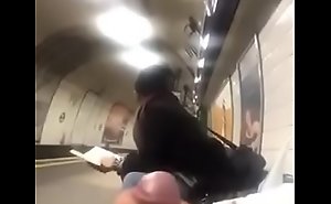 Masturbaç_ão em público ungenerous metrô até_ gozar