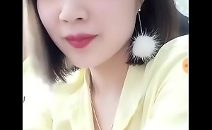 Em gái Đăng Quang Watch cố tình để lộ bầu ngực